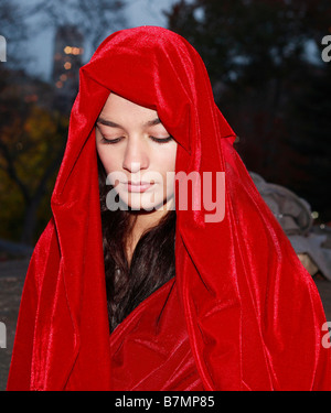 Ein junges Mädchen im roten Gewand Stockfoto