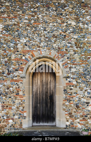 Die frühe 12c-Kirche von St Augustine of Canterbury, Birdbrook, Essex, Großbritannien. Die Wände bestehen aus Steinschutt, Feuerstein und römischem Backstein Stockfoto