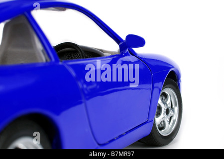 Seitlicher Blick auf ein tolles Auto, isoliert auf weiss Stockfoto