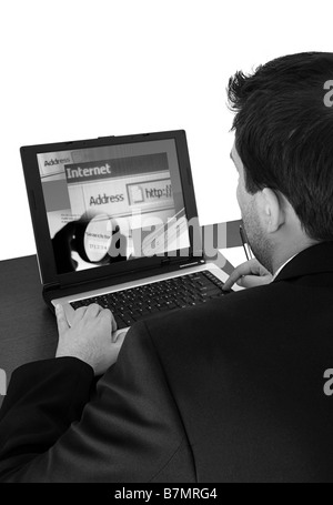 Junger Geschäftsmann arbeiten am Laptop auf weiß Stockfoto