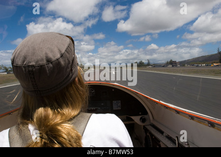 Weibliche pilot Landung Segelflugzeug Flugzeug auf der Piste in Dillingham Airfield in Oahu Hawaii Stockfoto