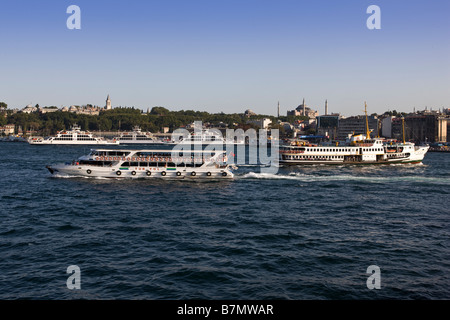 Fähren überqueren die Bosporus Istanbul-Türkei Stockfoto