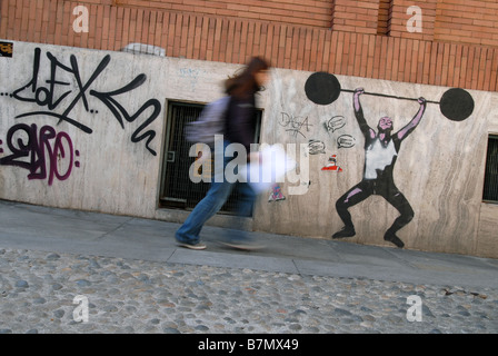 Ein Fußgänger geht vorbei an Graffiti auf Via Riberi, Turin, Piemont, Italien Stockfoto