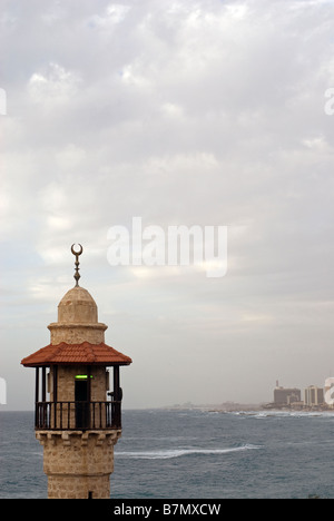 Minarett der Moschee al-Bahr oder Masjid al-Bahrin die älteste erhaltene Moschee in der Nähe des Hafens in der Altstadt von Jaffa Israel gelegen Stockfoto