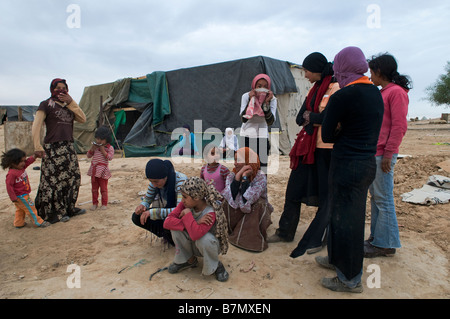 Eine Gruppe der beduinischen Frauen mit ihren Kindern in einem provisorischen Lager Beduinen in der Wüste Negev im Süden Israels Stockfoto