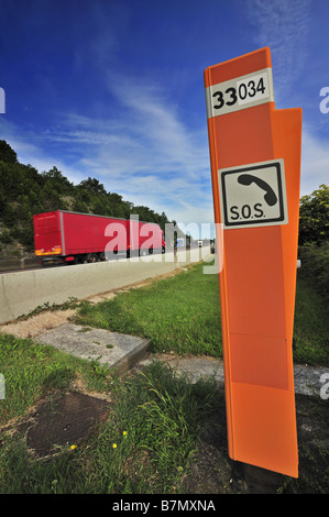 Einem Schwerlastfahrzeug übergibt eine SOS-Telefon auf der französischen Autobahn Autobahn Autobahn Bewegungsunschärfe am Fahrzeug Stockfoto