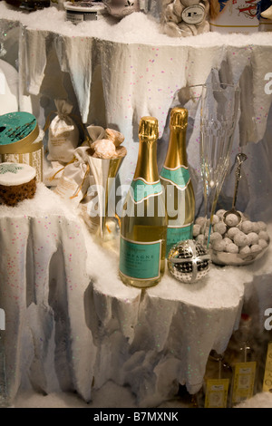 Champagner im festlichen Schaufenster bei Fortnum and Mason Store Piccadilly West End London England Großbritannien Stockfoto