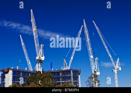 Bau / Turmdrehkrane auf einer Baustelle in Melbourne Victoria Australien. Stockfoto