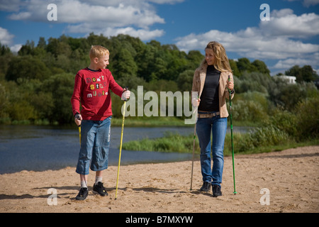 Teenager-Jungen und seine Schwester tun Nordic-Walking Stockfoto