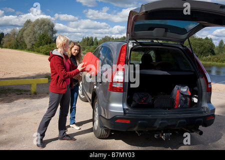 Zwei Frauen auf Roadtrip Stockfoto