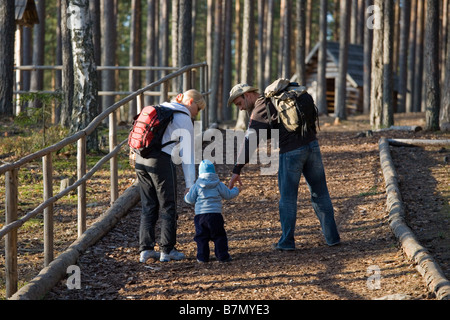 Junges Paar auf Wanderweg, Mennikunno Landschaftsschutzgebiet, Põlva County, Estland, Europa Stockfoto