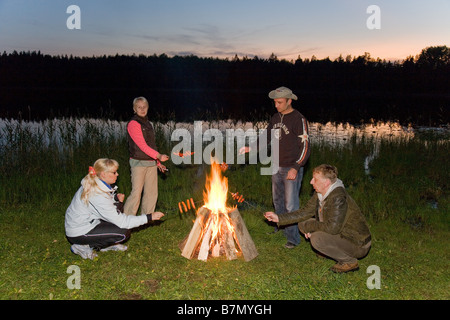 Freunde von Bonfire Meenikunno Landschaft erholsame reservieren Põlva County Estland, Europa Stockfoto