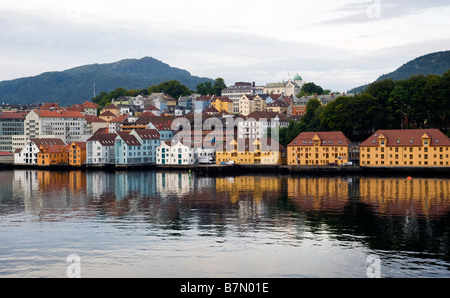 Morgendliche Aussicht von Bergen, Norwegen, von einem Schiff Hafen nähert. Stockfoto