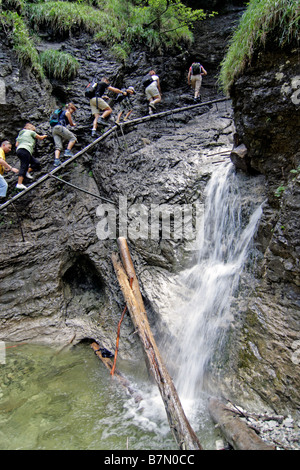 Touristen auf Leiter im Schlucht Sucha Bela, Slowakisches Paradies, Slowakei Stockfoto