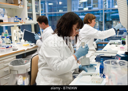 AstraZeneca Forschungslabor auf eine Heilung für Alzheimer-Krankheit in Södertälje Schweden arbeiten gewidmet Stockfoto