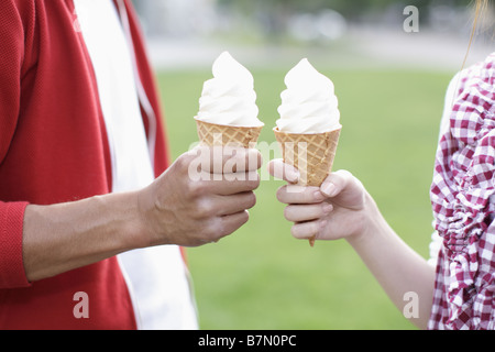 Paar mit weichen servieren Eis Stockfoto