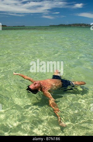 Im mittleren Alter kaukasischer Mann schweben in der Süßwasser-Lagune bei Bilene, Mosambik Stockfoto
