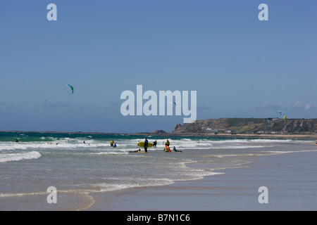 Kite-Surfen - Kitesurfen aus St Ouen fünf Meile Strand Jersey, The Channel CI Inseln UK United Kingdom GB Great Britain Stockfoto