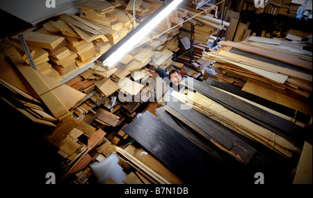 Dave Dyke in seiner Werkstatt: er Quellen Edelholz für den Einsatz von Spezialisten Instrumentenbauer. Bild Jim Holden. Stockfoto