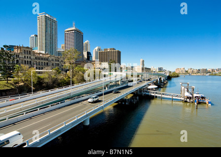 Pacific Autobahn auf den Brisbane River, Brisbane, Queensland, Australien Autos Verkehr Brücken Gebäude Wolkenkratzer Farbe Stockfoto