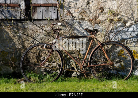 Stock Foto von eine sehr alten rostigen Fahrrad links an eine Wand gelehnt Stockfoto