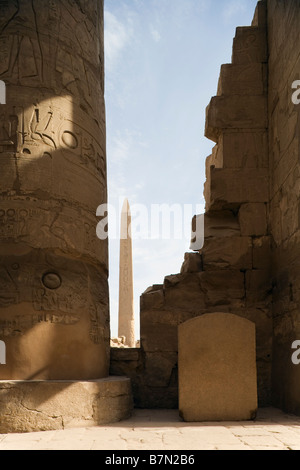 Tempel von Karnak, Luxor, Ägypten. Die große Hypostyle Halle und der Obelisk Thutmosis ich Stockfoto