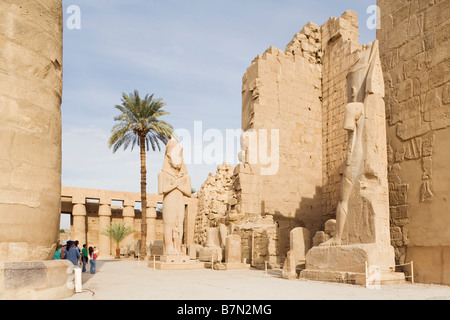 Tempel von Karnak, Luxor, Ägypten der Great Court im Tempel des Amun-Re mit seinen zwei kolossalen Statuen von Ramses II Stockfoto