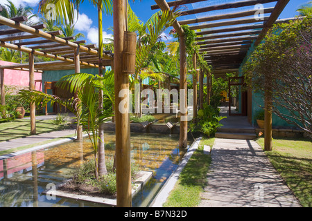 Gepflasterten Weg neben kleinen Pools und Palmen im Garten des Hotels in Brasilien Stockfoto