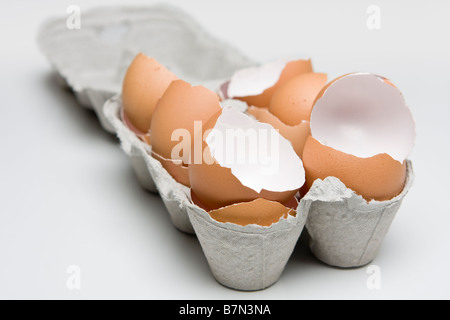 Zerbrochene Eierschalen in einem eggbox Stockfoto