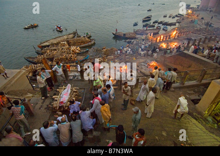 Eine Luftaufnahme der Manikarnika Ghats in Varanasi, wo die Toten in offenen Blick eingeäschert werden. Stockfoto