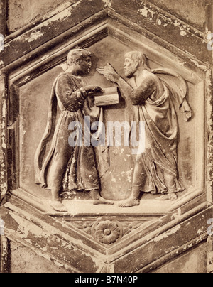 Platon und Aristoteles in einem Flachrelief abgebildet mit dem Titel Logik von Giotto auf die Türen der Campanile in Florenz. Foto Stockfoto