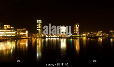 Geschäftsgebäude ein Spiegelbild im Wasser gießen Stockfoto