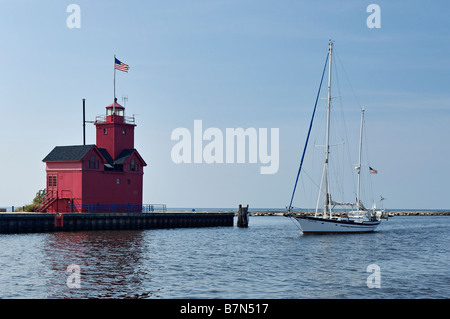 Segelboot fahren hinter dem Holland Hafen Leuchtturm am Lake Michigan Holland Michigan Stockfoto