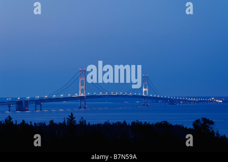 Mackinac Brücke in der Morgendämmerung auf der Straße von Mackinac in Mackinac und Emmet County Michigan Stockfoto