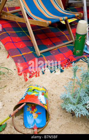 Detail von einem Eimer und Schaufel an einem Sandstrand in Großbritannien Stockfoto