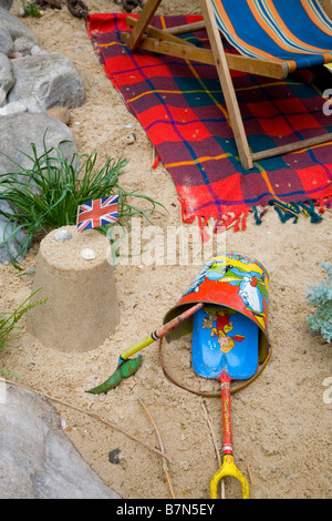 Detail von einem Eimer und Schaufel an einem Sandstrand in Großbritannien Stockfoto