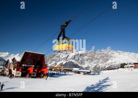 Bormio 2000-Seilbahn-Station mit Abfahrten auf Bormio 3000, Valtellina Skigebiet, Italien Stockfoto