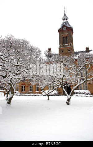 Alte Turmuhr im Schnee auf dem Schilf Estate Watford Hertfordshire England Stockfoto