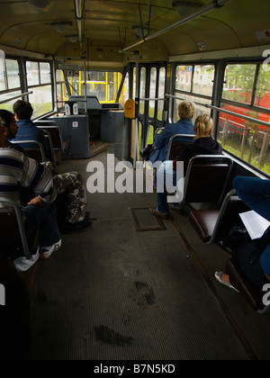 Innenansicht von einer Straßenbahn auf den Straßen von Krakau, Polen. Stockfoto