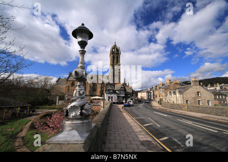 Straßenbrücke über den Fluss Tweed in Peebles, Grenzen, Schottland mit Peebles Old Parish Church im Hintergrund. Stockfoto