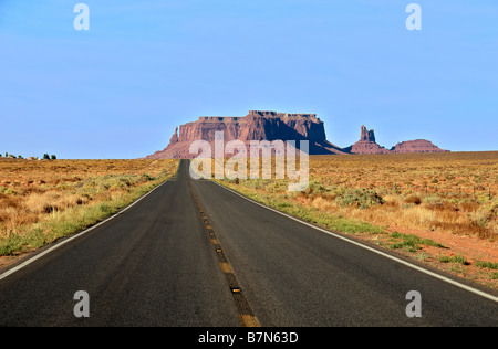 Highway 163 mit Mesa im Hintergrund Monument Valley Arizona USA Stockfoto