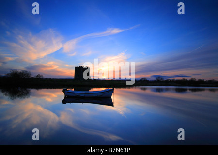 Threave Castle bei Sonnenuntergang mit Blick auf den Fluss Dee, Dumfries and Galloway, Schottland Stockfoto