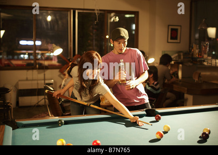 Paar spielen Pool Stockfoto