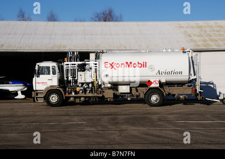 Stock Foto von einem Exxon Mobil Luftfahrt Kraftstofftanker am internationalen Flughafen Limoges Frankreich Stockfoto