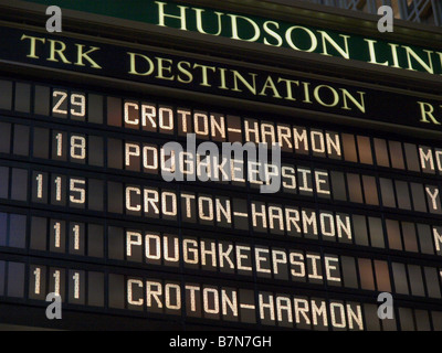 Bahnfahrplan auf großes Schild an der Union Station New York Citys. Stockfoto