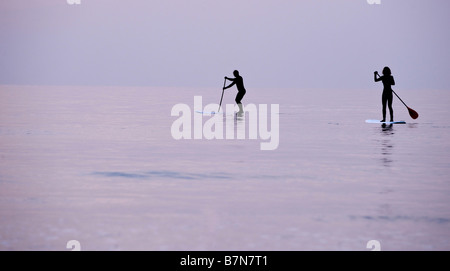 Stehen Sie auf, Paddle boarding am Strand von Brighton in East Sussex. Bild von Jim Holden. Stockfoto