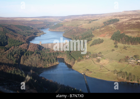 Eine Luftaufnahme des Derwent Dam mit dem Ladybower Reservoir im Vordergrund und dem Derwent Reservoir im Hintergrund in Derbyshire, England, Großbritannien Stockfoto