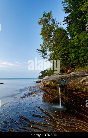 Blick auf kleinen Wasserfall und robuste Lake Superior Shoreline von Bergleuten Strand in dargestellter Felsen-Staatsangehöriger Lakeshore, Michigan Stockfoto