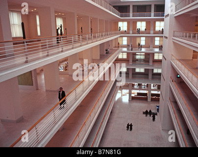 Prag, Tschechische Republik. Atrium und Galerien der Trade Fair Palace oder Veletrzni Palac - jetzt moderne Kunstgalerie Stockfoto