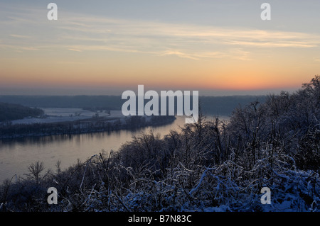 Winter-Sonnenuntergang am Ohio River mit Blick auf Meade County Kentucky und Crawford County Indiana Stockfoto